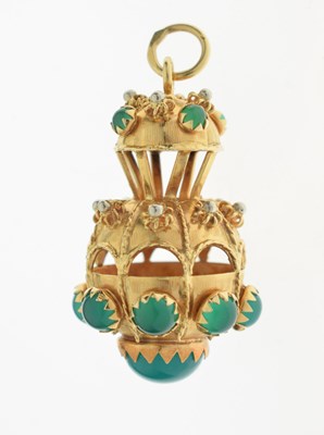 Lot 86 - Yellow metal (750) Eastern-style pendant set green hardstone cabochons