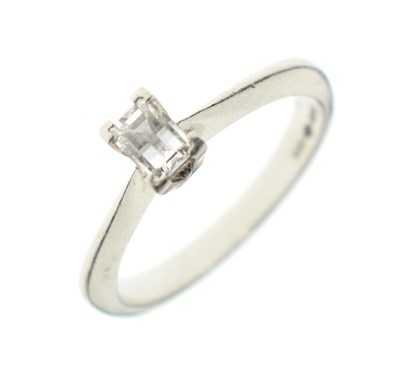 Lot 6 - Platinum solitaire diamond ring