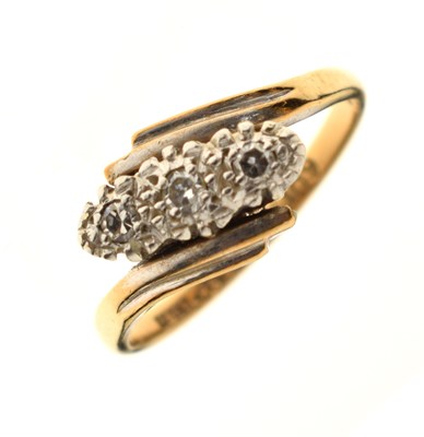 Lot 21 - Diamond three-stone crossover ring
