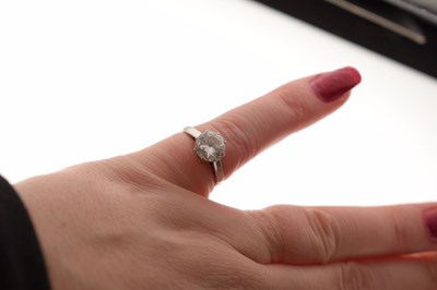 Lot 1 - Diamond solitaire platinum ring