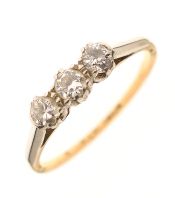 Lot 17 - Diamond three-stone ring