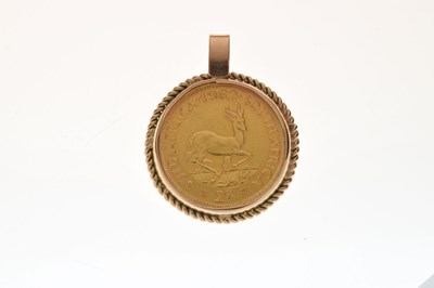 Lot 142 - South African two rand gold coin, 1962, in unmarked yellow metal mount