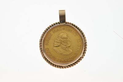 Lot 142 - South African two rand gold coin, 1962, in unmarked yellow metal mount