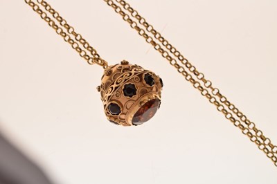 Lot 39 - Garnet 14ct yellow gold pendant necklace, pendant set with large round faceted garnet to the base