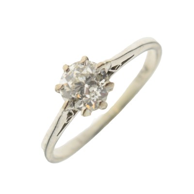Lot 9 - Platinum solitaire diamond ring