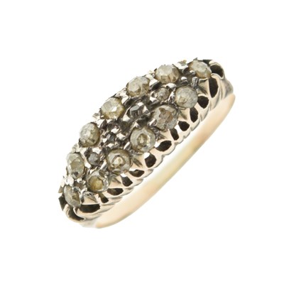Lot 11 - Diamond cluster ring