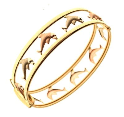 Lot 41 - Three-colour gold snap bangle