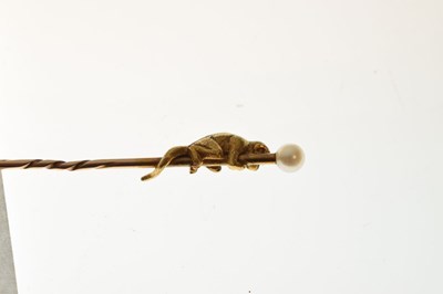 Lot 71 - Late Victorian/ Edwardian yellow metal stick pin modelled as a monkey
