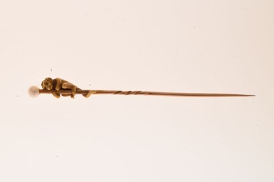 Lot 71 - Late Victorian/ Edwardian yellow metal stick pin modelled as a monkey
