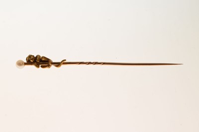 Lot 71 - Late Victorian/ Edwardian yellow metal stick pin modelled as a monkey