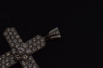 Lot 35 - Diamond platinum cross pendant
