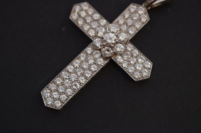 Lot 35 - Diamond platinum cross pendant