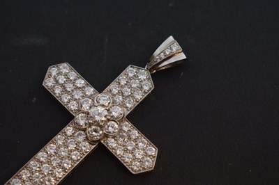 Lot 35 - Diamond platinum cross pendant