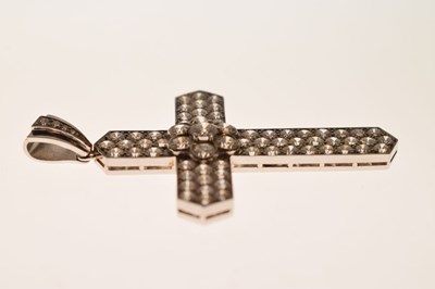 Lot 35 - Diamond platinum cross pendant