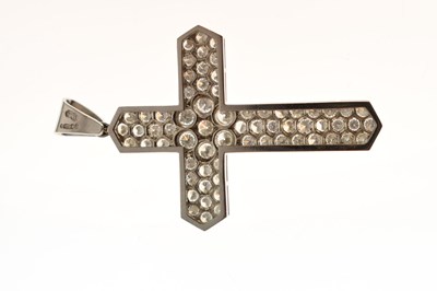 Lot 35 - Diamond platinum cross pendant