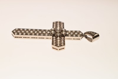 Lot 35 - Diamond platinum cross pendant