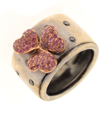Lot 37 - Gem-set ring, stamped '750'