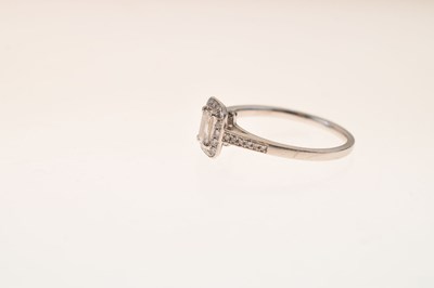 Lot 13 - Platinum diamond ring