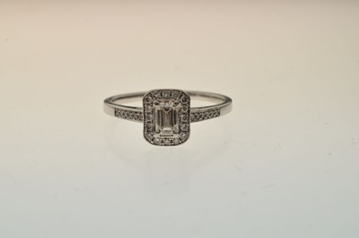 Lot 13 - Platinum diamond ring