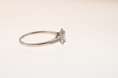 Lot 13 - Platinum diamond ring