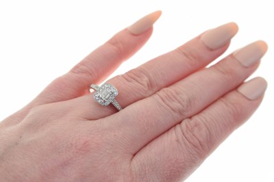 Lot 13 - Platinum diamond ring