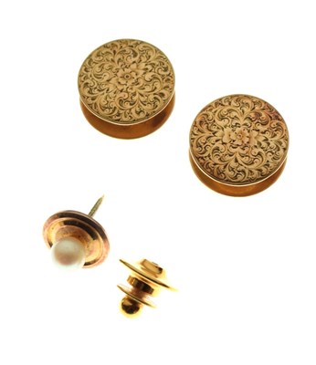 Lot 91 - Pair of 15ct gold collar studs, and a '14K' yellow metal tie pin