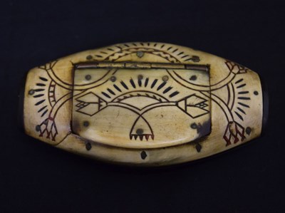 Lot 402 - Scrimshaw-decorated horn snuff box