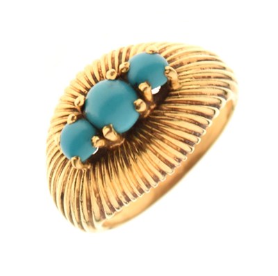 Lot 22 - Turquoise three stone gold ring