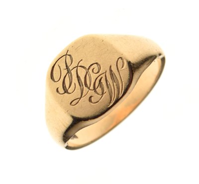 Lot 21 - 9ct gold signet ring