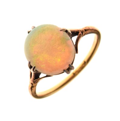 Lot 7 - 18ct gold opal single stone ring