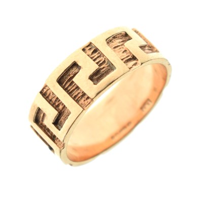 Lot 82 - 9ct gold Greek key design ring