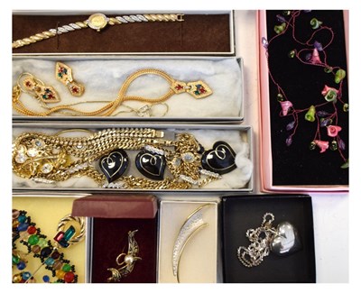 Lot 105 - Assorted costume jewellery