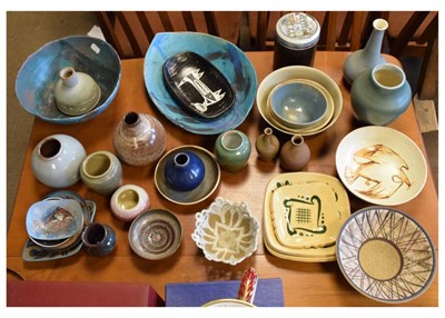 Lot 424 - Quantity of studio pottery and ceramics