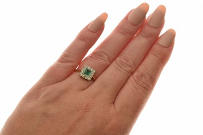 Lot 19 - Early 20th century emerald and diamond yellow gold and platinum set cluster ring