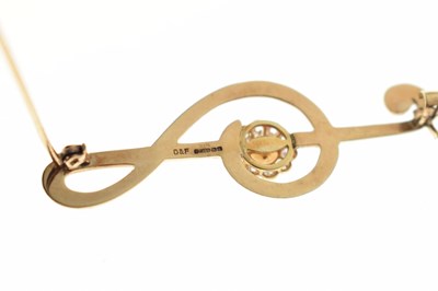 Lot 40 - 9ct gold treble clef brooch