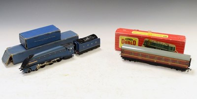 Lot 337 - Hornby Sir Nigel Gresley 'OO' gauge locomotive, together with a boxed LNER Tender D1 & carriage