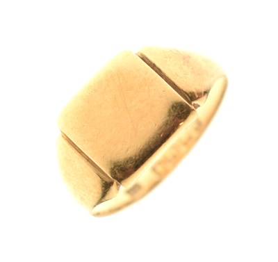 Lot 107 - Gentleman's small square 18ct gold signet ring