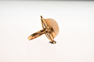Lot 47 - Coral cabochon 18ct gold ring
