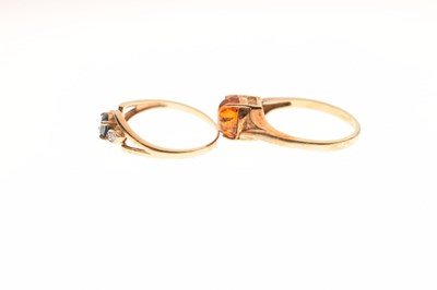 Lot 82 - Amber 9ct gold ring and an alexandrite and diamond 9ct gold dress ring