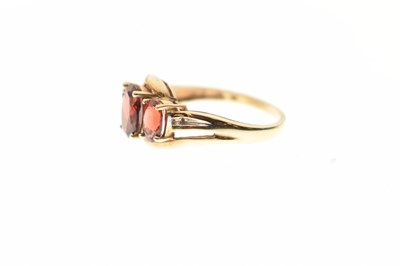 Lot 69 - Three-stone garnet crossover ring