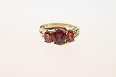 Lot 69 - Three-stone garnet crossover ring