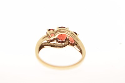 Lot 69 - Three-stone garnet crossover ring