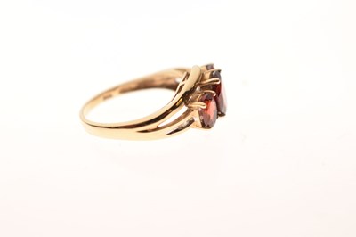 Lot 69 - Three-stone garnet crossover ring