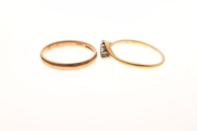 Lot 81 - Diamond three-stone crossover ring