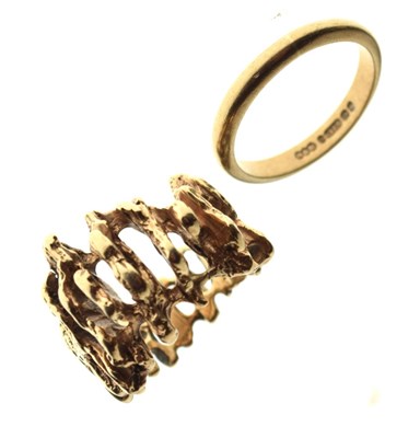 Lot 24 - 9ct gold wedding band