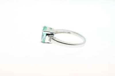 Lot 30 - Paraiba tourmaline and diamond 18ct white gold dress ring