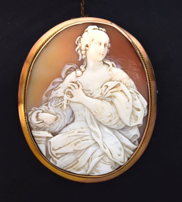 Lot 119 - Large shell cameo brooch