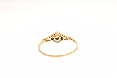 Lot 18 - Three-stone diamond ring