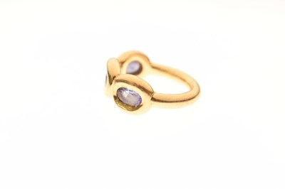 Lot 70 - Gem-set three-stone ring