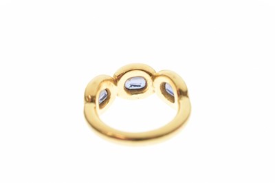 Lot 70 - Gem-set three-stone ring